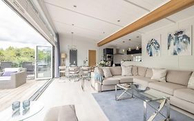 Luxury Lodge With Hot Tub In Windsor Marina