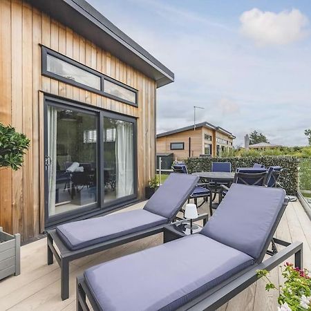 Luxury Lodge With Hot Tub In Windsor Marina Exterior photo