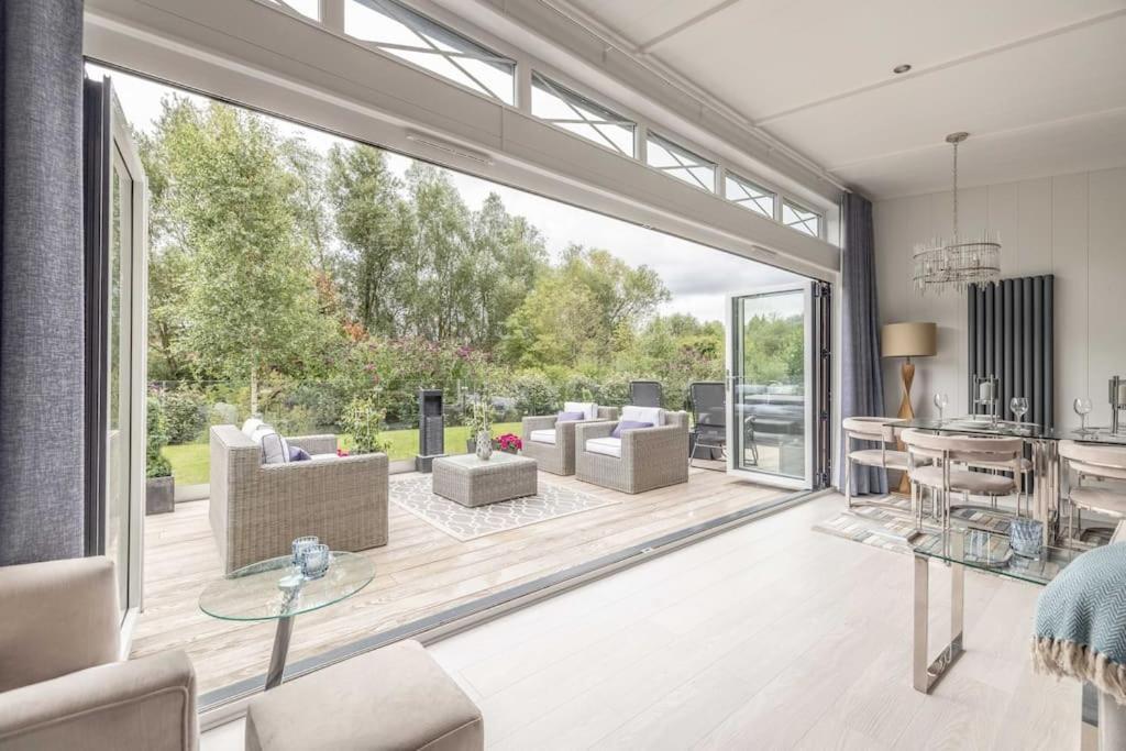 Luxury Lodge With Hot Tub In Windsor Marina Exterior photo