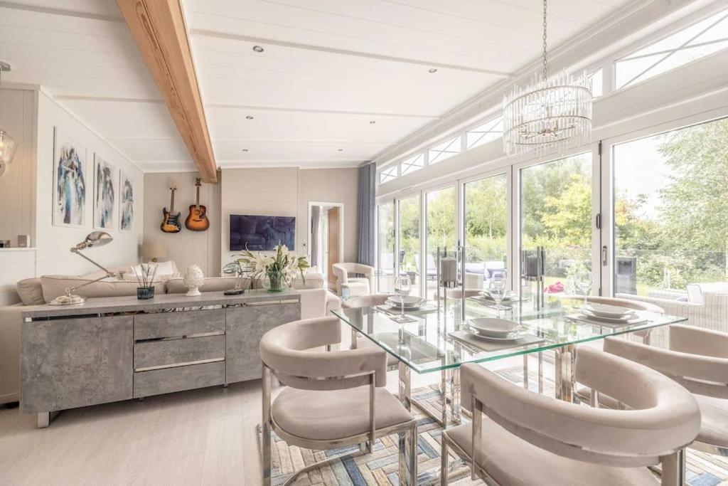Luxury Lodge With Hot Tub In Windsor Marina Exterior photo