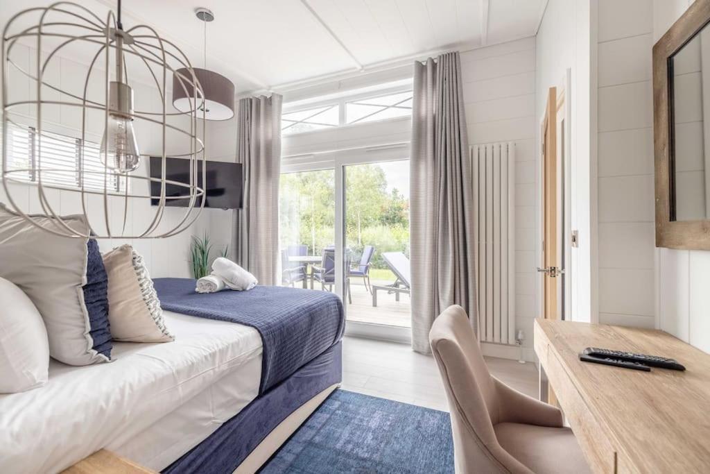 Luxury Lodge With Hot Tub In Windsor Marina Exterior photo
