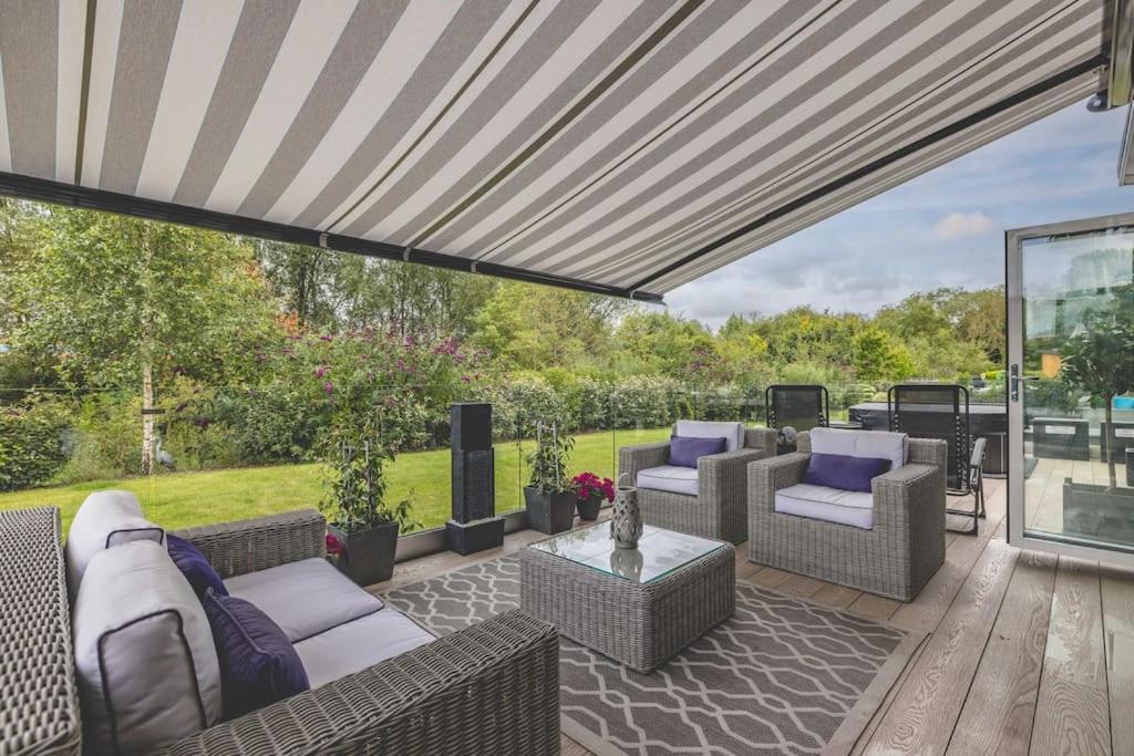 Luxury Lodge With Hot Tub In Windsor Marina Exterior photo