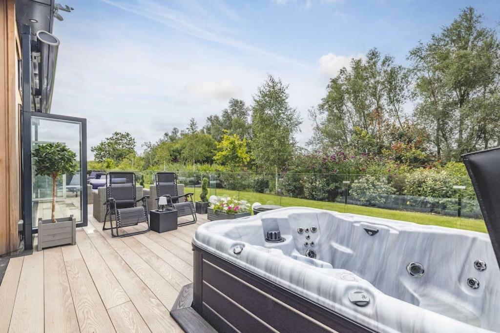 Luxury Lodge With Hot Tub In Windsor Marina Exterior photo
