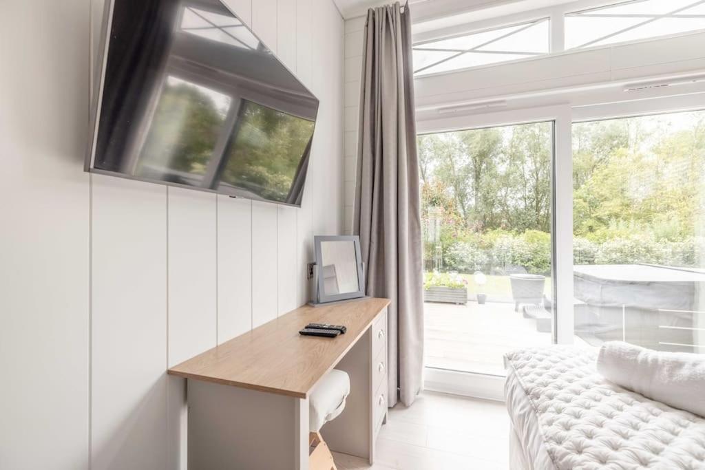 Luxury Lodge With Hot Tub In Windsor Marina Exterior photo