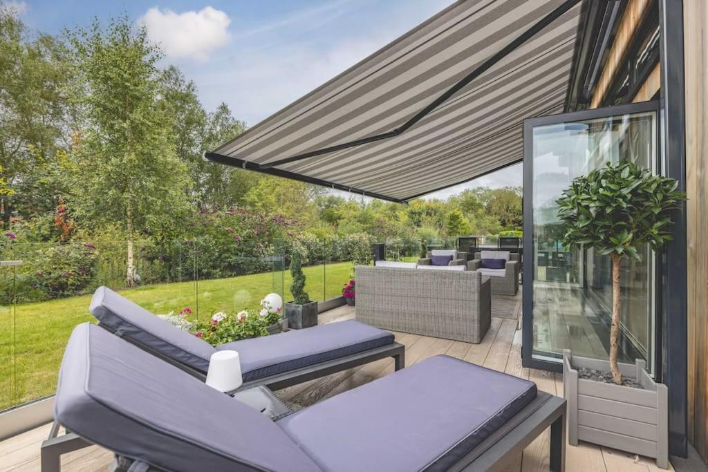 Luxury Lodge With Hot Tub In Windsor Marina Exterior photo